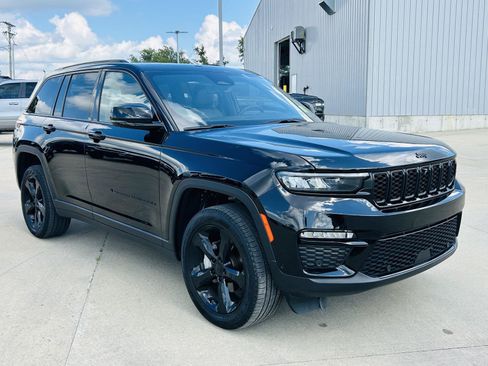 Used 2024 Jeep Grand Cherokee Limited w/ Luxury Tech Group II AWD/4WD image 2