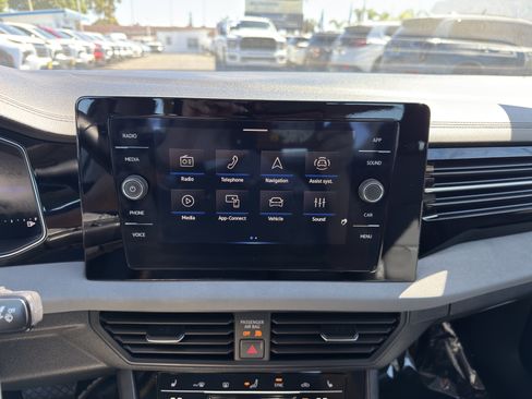 Used 2025 Volkswagen Jetta SE FWD image 30