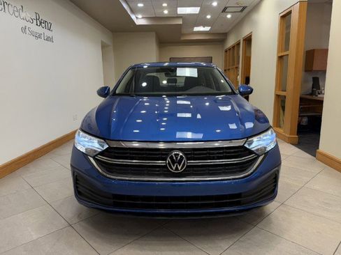 Used 2023 Volkswagen Jetta SE image 2