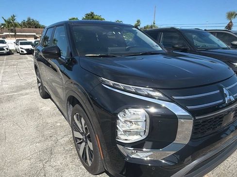 Used 2025 Mitsubishi Outlander SE AWD/4WD image 3