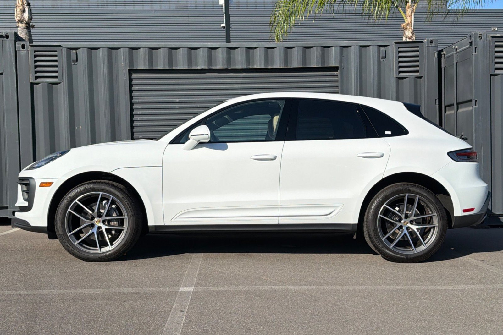 Used 2022 Porsche Macan AWD/4WD image 2