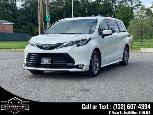 Used 2021 Toyota Sienna XLE FWD image 1