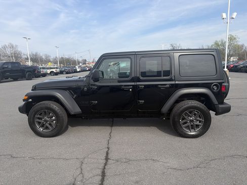 Used 2025 Jeep Wrangler Sport S image 7