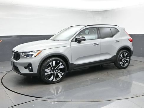 Used 2024 Volvo XC40 B5 Plus w/ Climate Package AWD/4WD image 4