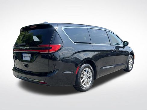 Used 2023 Chrysler Pacifica Touring-L FWD image 4