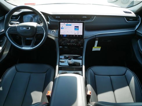 New 2025 Jeep Grand Cherokee Limited w/ Luxury Tech Group II image 9