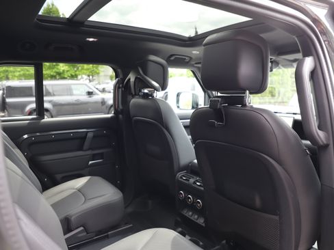 Used 2025 Land Rover Defender 130 X-Dynamic SE AWD/4WD image 11