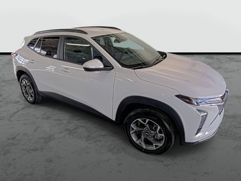 Used 2025 Chevrolet Trax LT w/ Driver Confidence Package image 4