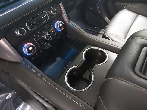 Used 2022 GMC Yukon SLT w/ SLT Luxury Package image 28