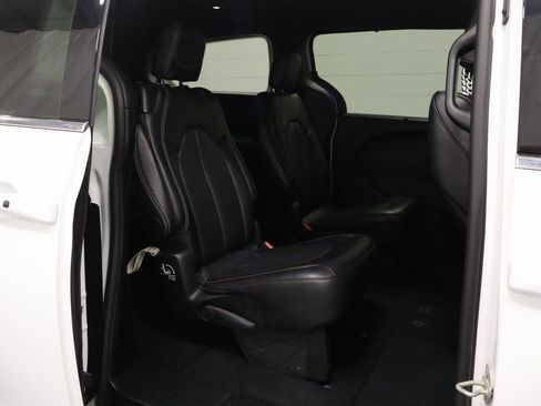 Used 2025 Chrysler Pacifica Select FWD image 17