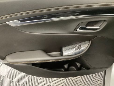 Used 2019 Chevrolet Impala LT FWD image 6