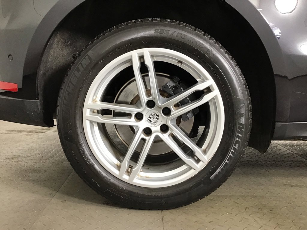 Certified 2023 Porsche Macan Turbo AWD/4WD image 13