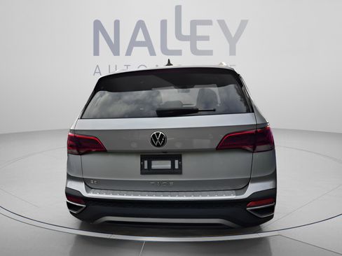 Used 2023 Volkswagen Taos SE w/ Panoramic Sunroof Package FWD image 2