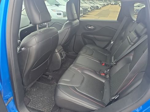 Used 2019 Jeep Cherokee Trailhawk AWD/4WD image 18