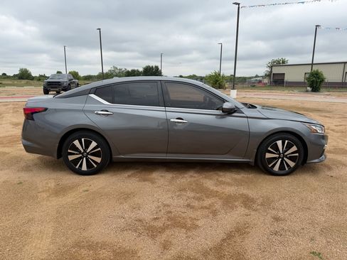 Used 2021 Nissan Altima 2.5 SV w/ SV Premium Package FWD image 4