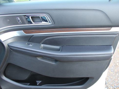 Used 2017 Ford Explorer Limited image 15