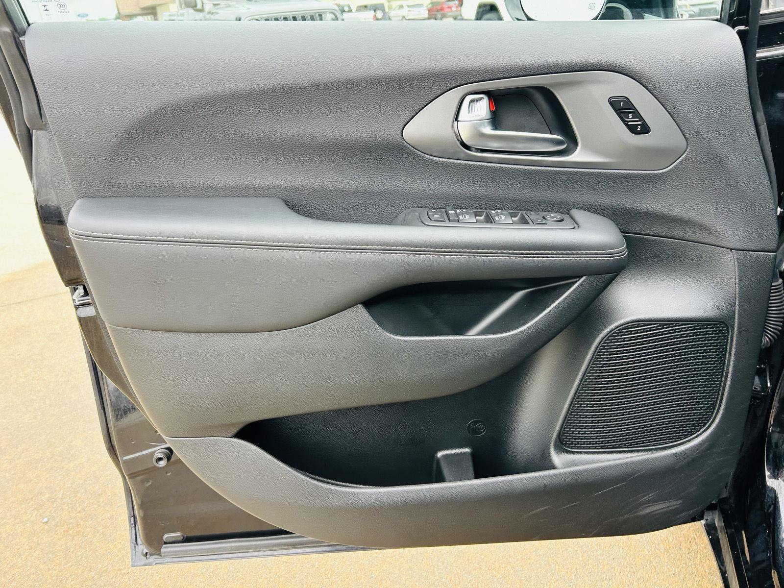 Used 2025 Chrysler Pacifica Select FWD image 12
