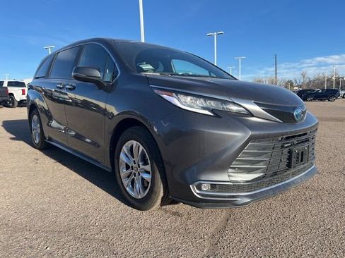 Used 2025 Toyota Sienna Limited image 8