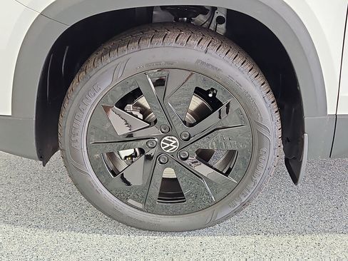 New 2026 Volkswagen Taos SE FWD image 11