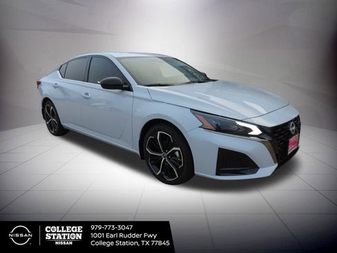 New 2025 Nissan Altima 2.5 SR w/ SR Premium Package image 3