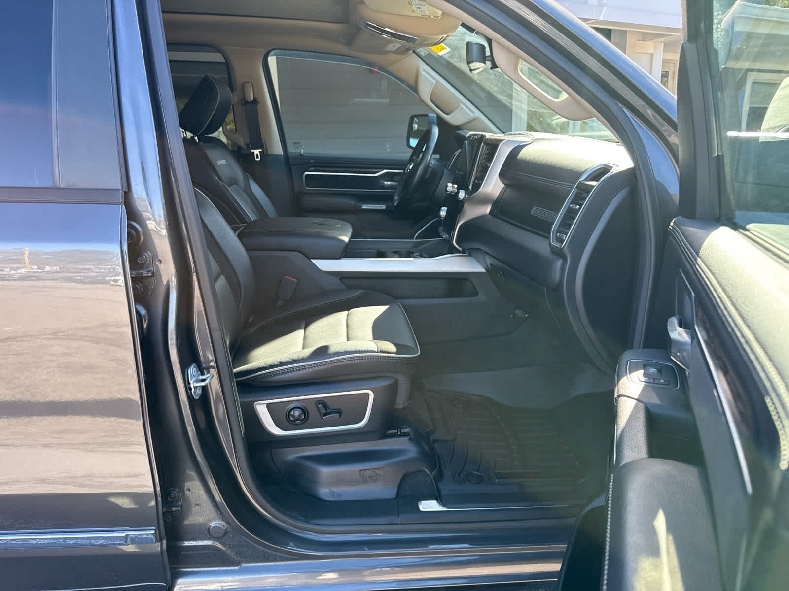 Used 2020 RAM 1500 Laramie AWD/4WD image 17