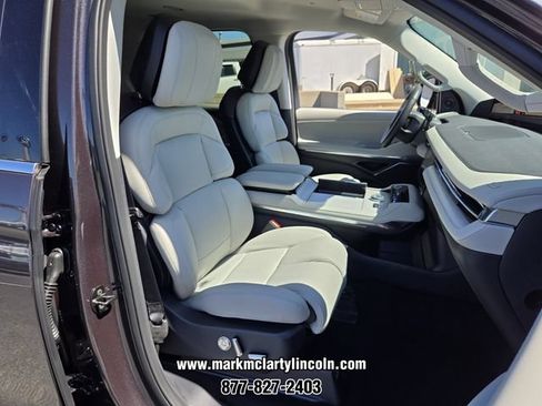 New 2026 Lincoln Navigator Premiere AWD/4WD image 12