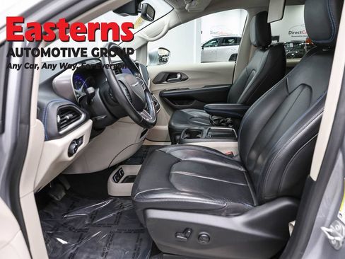 Used 2021 Chrysler Pacifica Touring-L FWD image 14