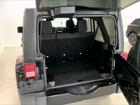 Used 2018 Jeep Wrangler Unlimited Sahara image 15