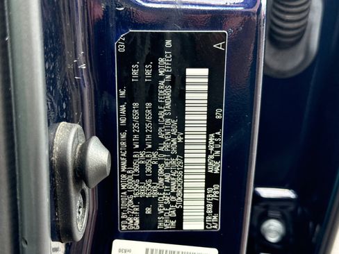 Used 2024 Toyota Highlander XLE AWD/4WD image 30