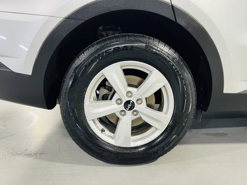 Used 2022 Kia Sorento LX image 11