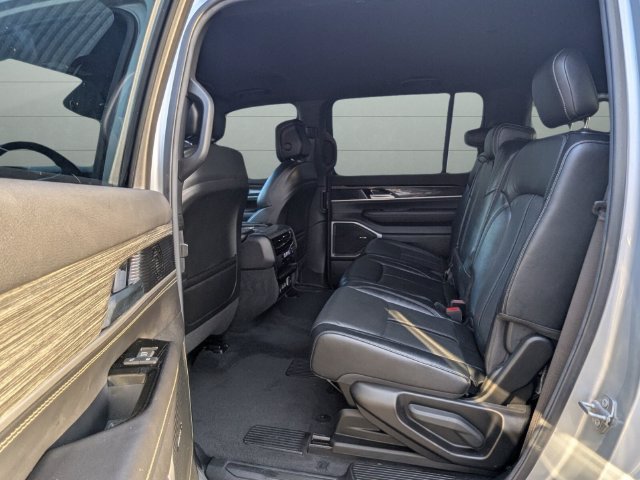 Used 2022 Jeep Wagoneer Series III AWD/4WD image 30