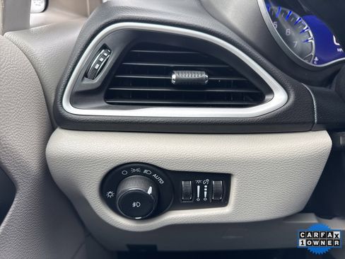 Used 2024 Chrysler Pacifica Touring-L image 38