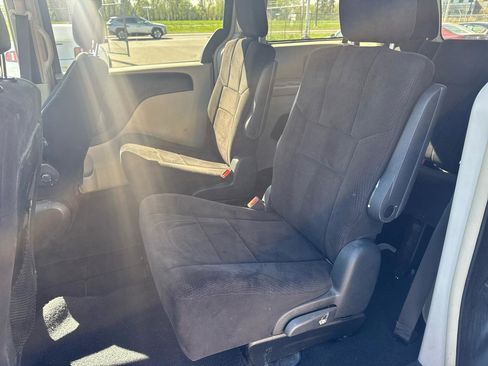 Used 2011 Dodge Grand Caravan Crew w/ Entertainment Group 1 FWD image 11