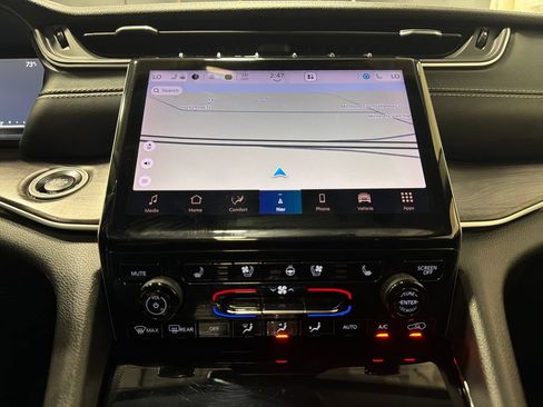 Used 2022 Jeep Grand Cherokee Limited w/ Luxury Tech Group II AWD/4WD image 10