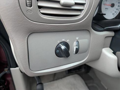 Used 2002 Chrysler Voyager eC image 26