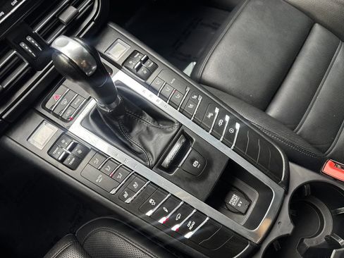 Used 2020 Porsche Macan Turbo AWD/4WD image 67