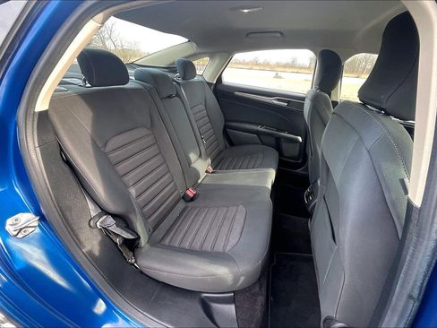 Used 2017 Ford Fusion SE w/ Fusion SE Technology Package image 16