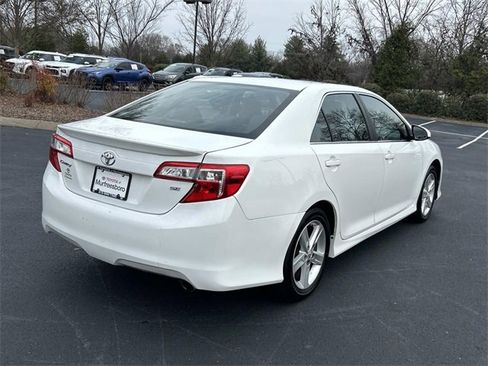 Used 2014 Toyota Camry L image 4