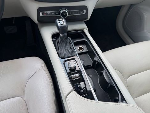 Used 2020 Volvo XC90 T6 Momentum image 16