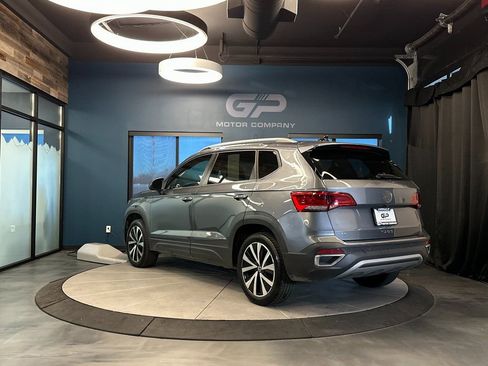 Used 2024 Volkswagen Taos SE w/ MDO Package image 5