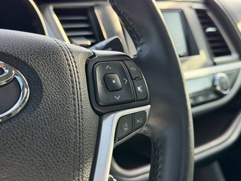 Used 2019 Toyota Highlander XLE AWD/4WD image 38