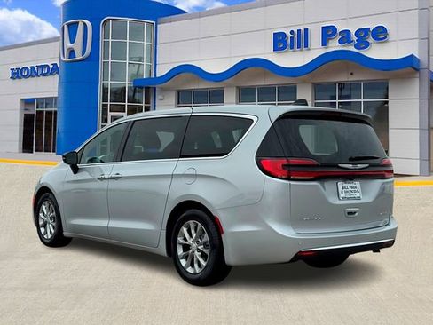 Used 2026 Chrysler Pacifica Limited image 3