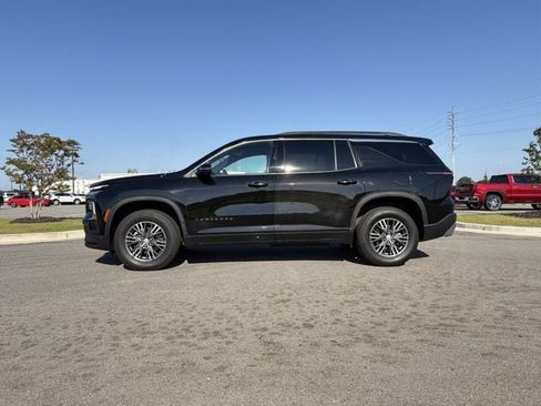 Used 2024 Chevrolet Traverse LT FWD image 2