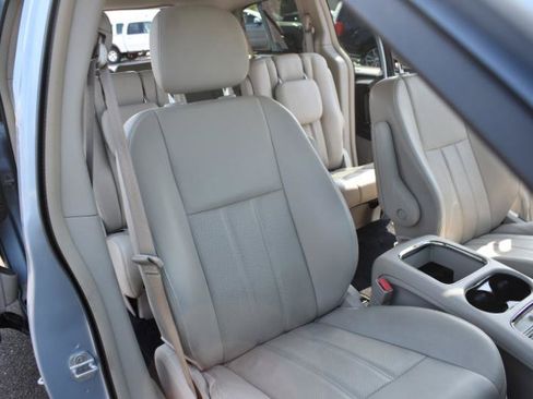 Used 2013 Chrysler Town & Country Touring-L w/ Entertainment Group #2 FWD image 9
