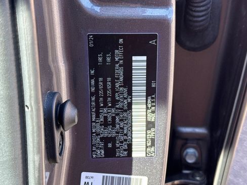 Used 2024 Toyota Highlander XLE AWD/4WD image 34