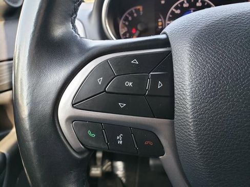Used 2020 Jeep Grand Cherokee Laredo AWD/4WD image 21