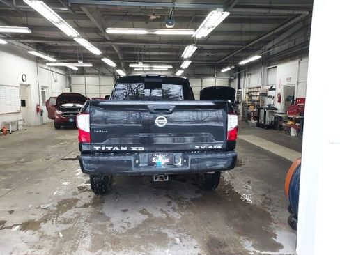 Used 2018 Nissan Titan SV w/ SV Convenience Package image 3