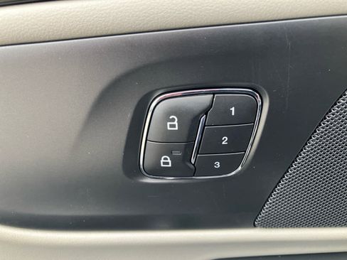 Used 2025 Lincoln Nautilus Premier AWD/4WD image 12