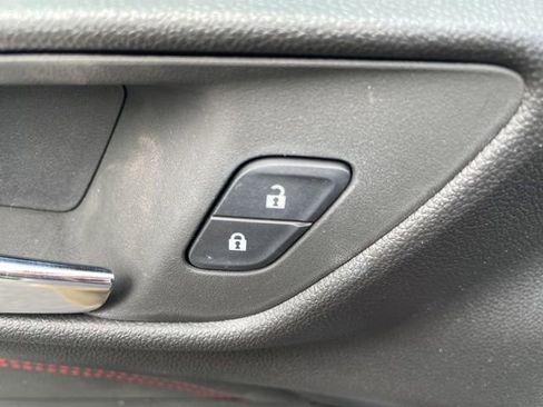 Used 2025 Chevrolet Trax RS FWD image 9