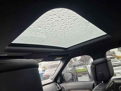 Used 2023 Land Rover Discovery Metropolitan Edition image 21